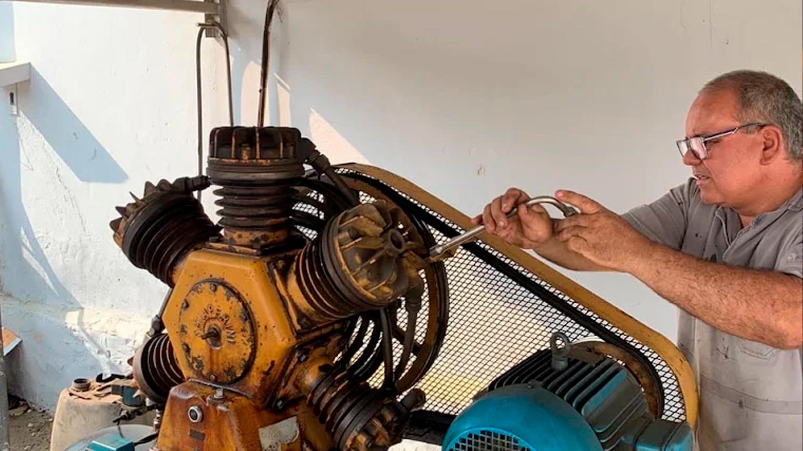 Técnico da MTEC em atendimento industrial